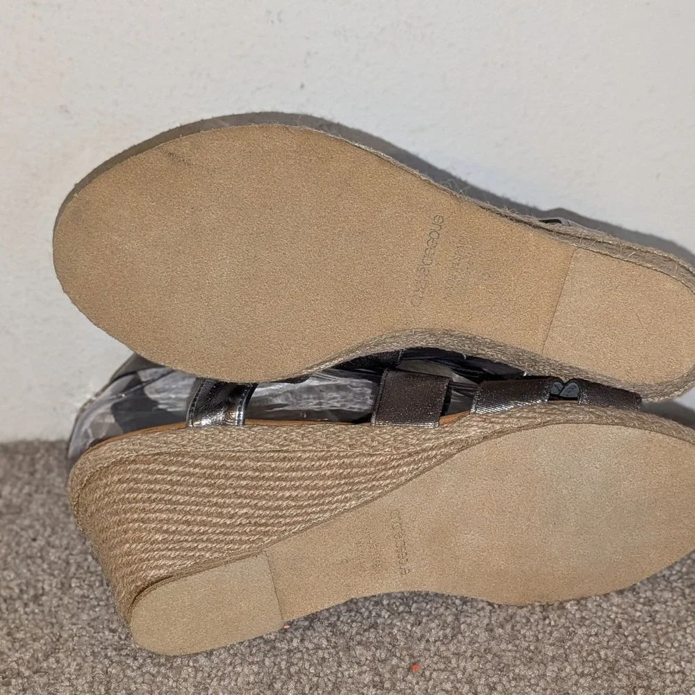 Andre Assous Metallic Pewter Elastic Espadrille Wedge Sandal Made in Spain 6 NEW